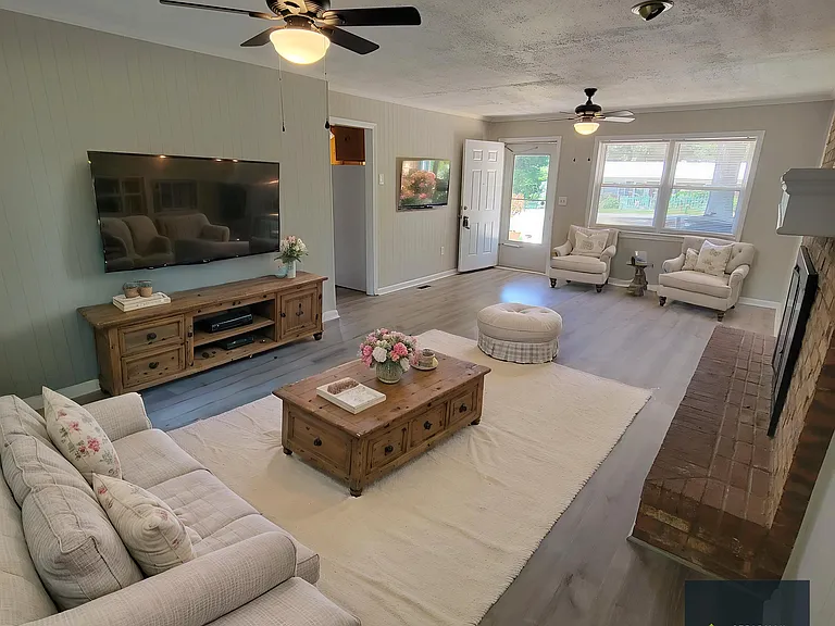 8165 Wood St — Photo 3
