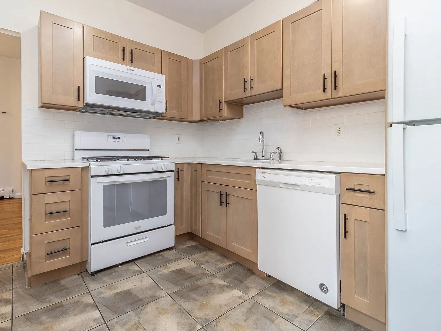 3 bed, 1.0 bath, 800 sqft, $2,600 — Photo 4