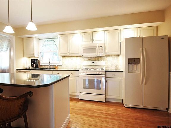 5th image of 444 Robert Dr