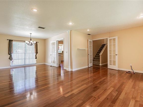 4th image of 6827 Twelve Oaks Blvd