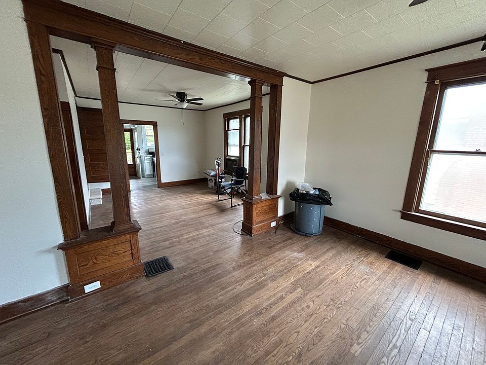 1st image of 385 W 4th St