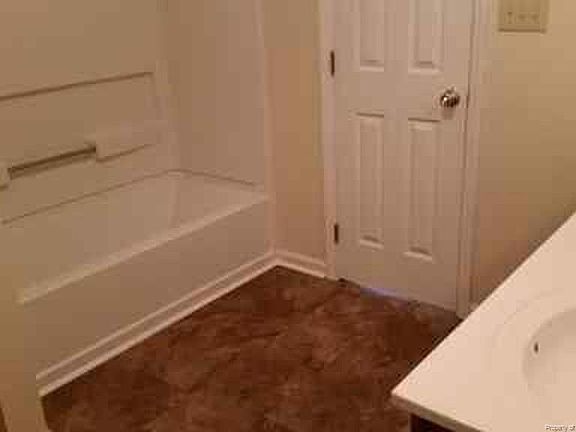 3rd image of 102 Oak Leaf Dr