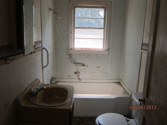 4th image of 322 Sharon St
