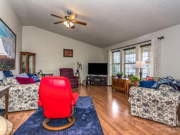 4th image of 825 NW Poplar Pl
