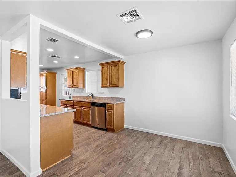 528 W 18th St — Photo 5