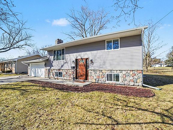 3rd image of 898 Riverview Dr