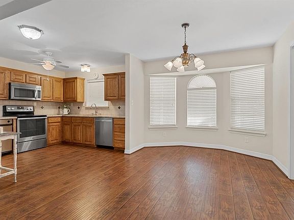 4th image of 16 Woodlawn Way