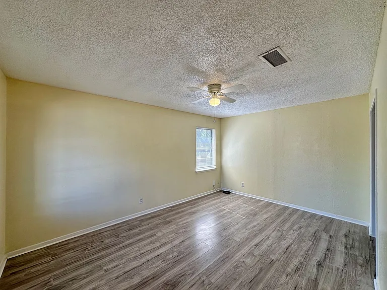 1505 S Ws Young Dr — Photo 3