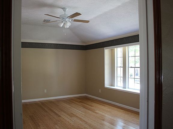 3rd image of 614 Oak Berry Dr