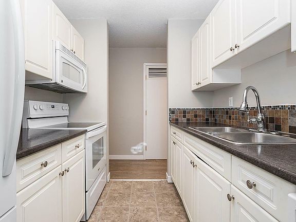 4th image of 4-3501 51st Ave #4