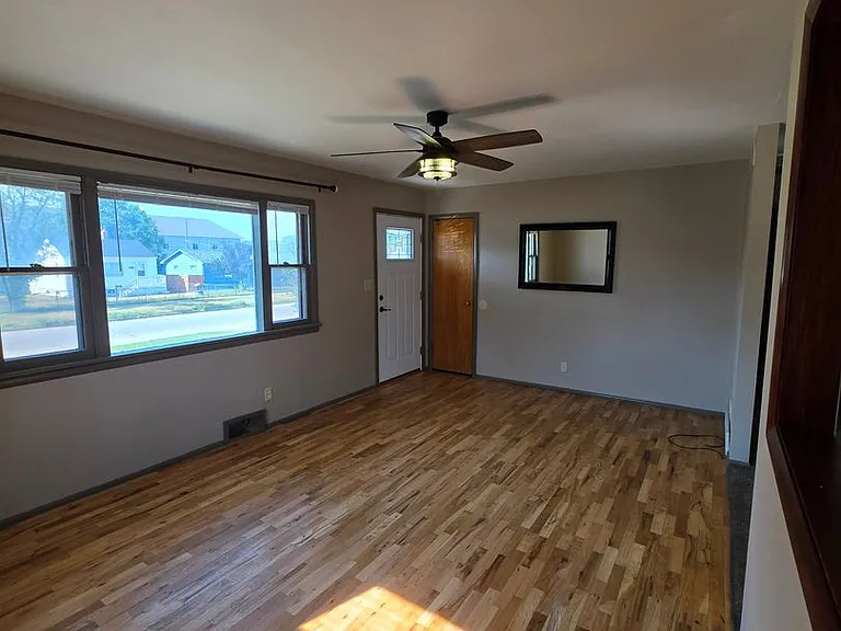 124 E Van Buren St — Photo 3