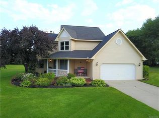 11091 Lake Forest Dr, Pinckney, MI