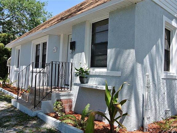 4th image of 1027 W Berry Ave