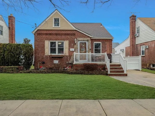 74 Stephen Avenue, New Hyde Park, NY 11040