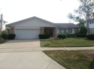 2111 E Lillian Ln, Arlington Heights, IL 60004