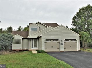260 Poplar Ln, Mount Wolf, PA