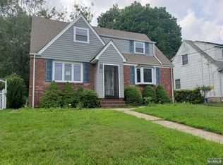 690 Lucy Ave, Teaneck, NJ 07666