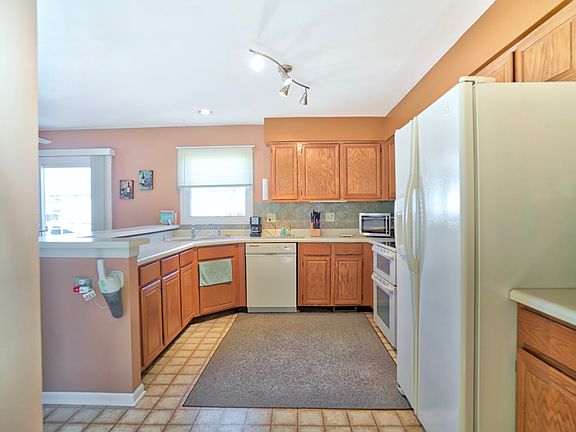 2nd image of 1416 E Canterbury Dr