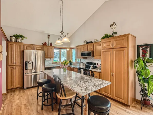 7895 Delano Cir, Inver Grove Heights, MN 55076