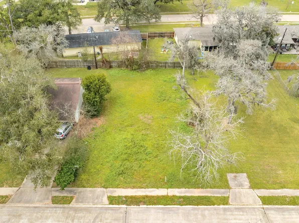 103 Huisache St, Lake Jackson, TX 77566