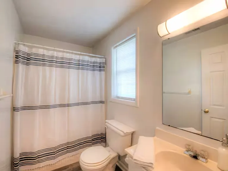 1444 Thomas Ln — Photo 16