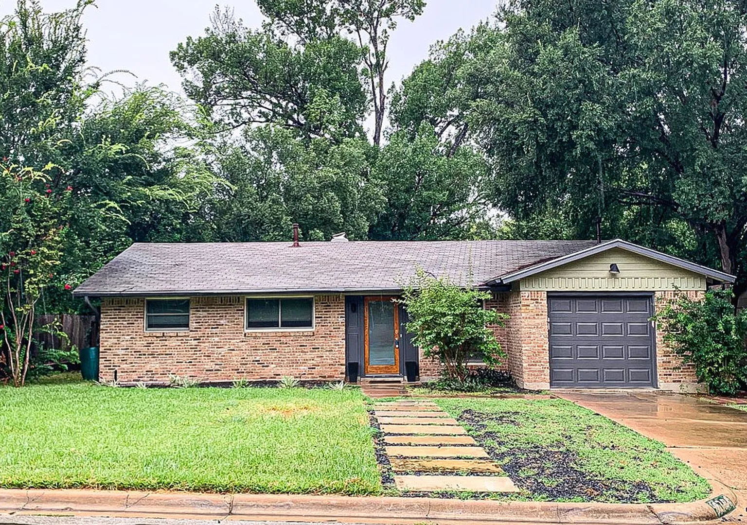 **Two Weeks Free Rent Remodeled 3 Bedroom Home With One Car Garage And Detached Adu — Photo 1
