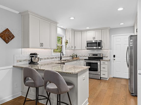 3rd image of 4929 Ashby Ave
