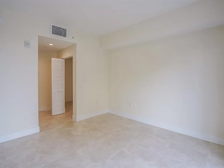 1091 Galiano St #304 — Photo 16