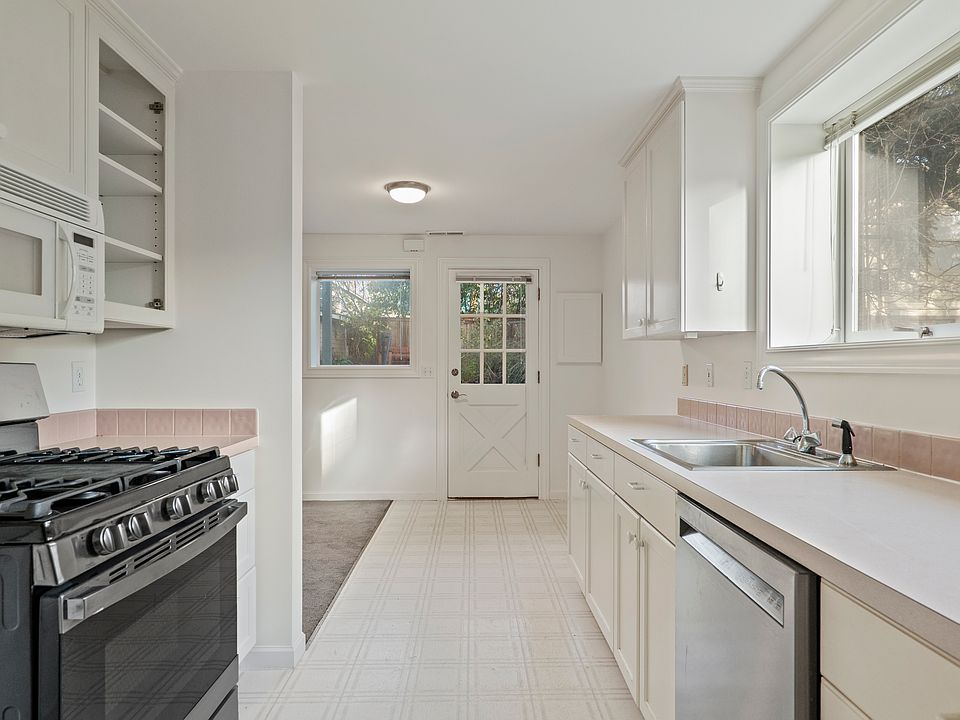 galley kitchen, gas range, micro, d/w