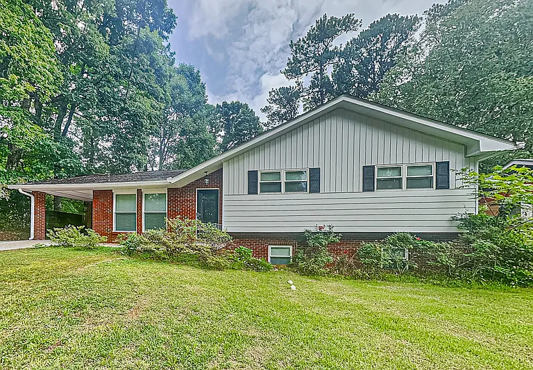 2902 Delcourt Dr — Photo 2