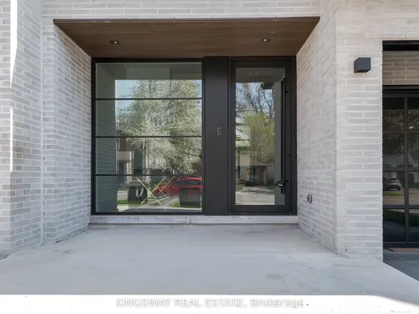 17 Broadview Ave, Mississauga, ON L5H 2S8