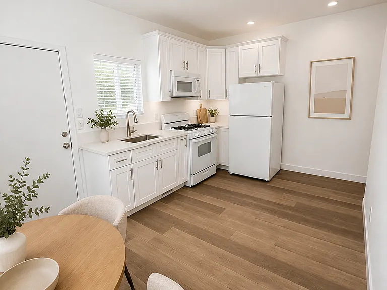 131 W 59th Pl #133-1/2 — Photo 2