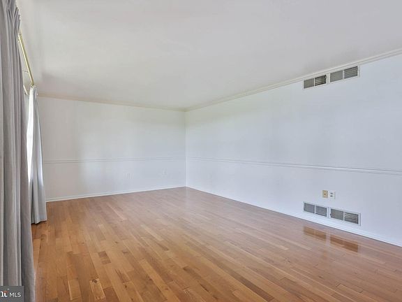 3rd image of 328 Mill Rd
