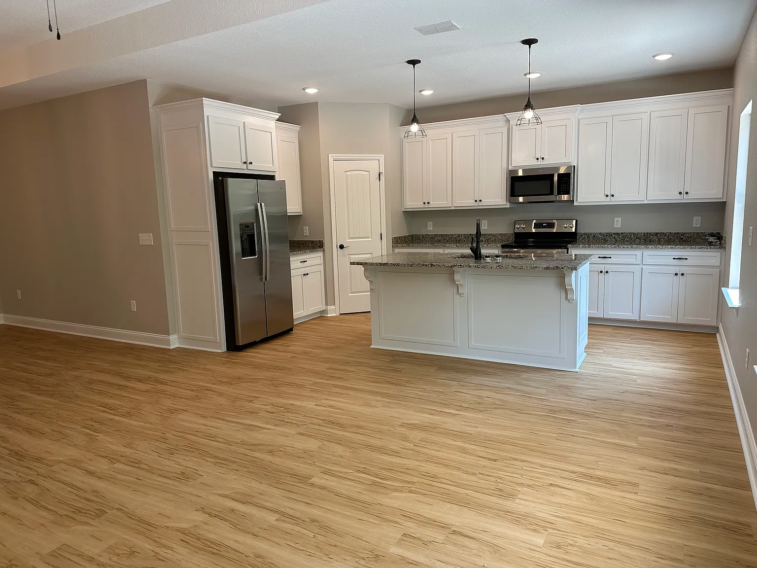 3 bed, 1516 sqft, $2,200 — Photo 2