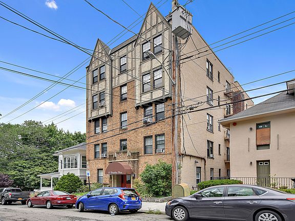 2nd image of 37 Hamilton Pl APT 1A