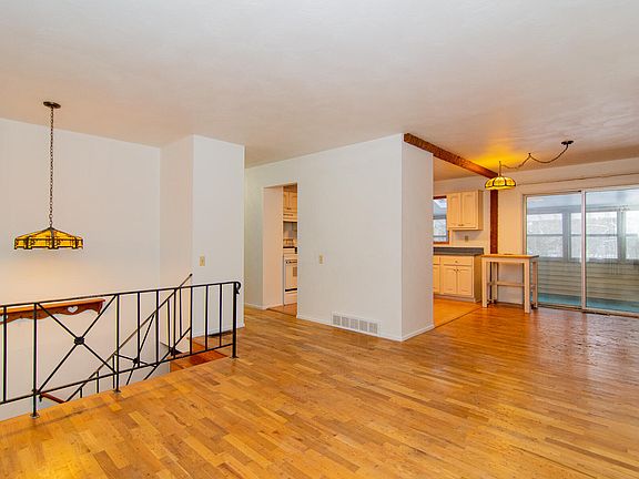 2nd image of 1806 Kilarney Ln