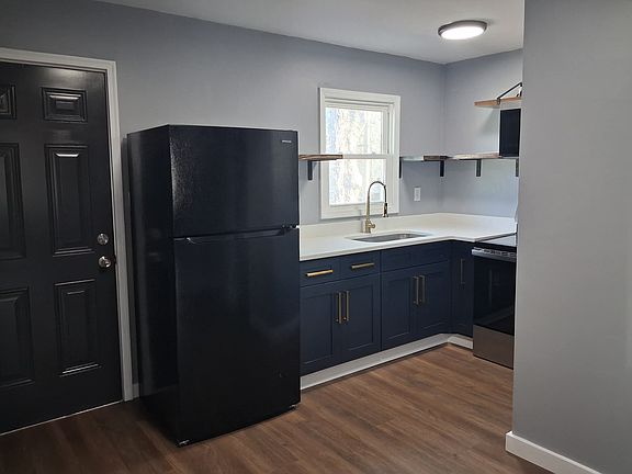 2nd image of 107 Parkview Dr #B