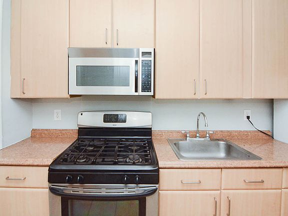 3rd image of 544.5 W Surf St #1E