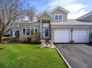 42 Fieldstone Ln, Oyster Bay, NY 11771
