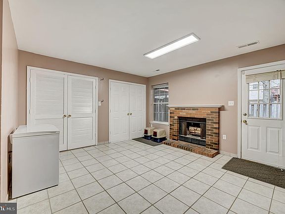 4th image of 2496 Clover Field Cir