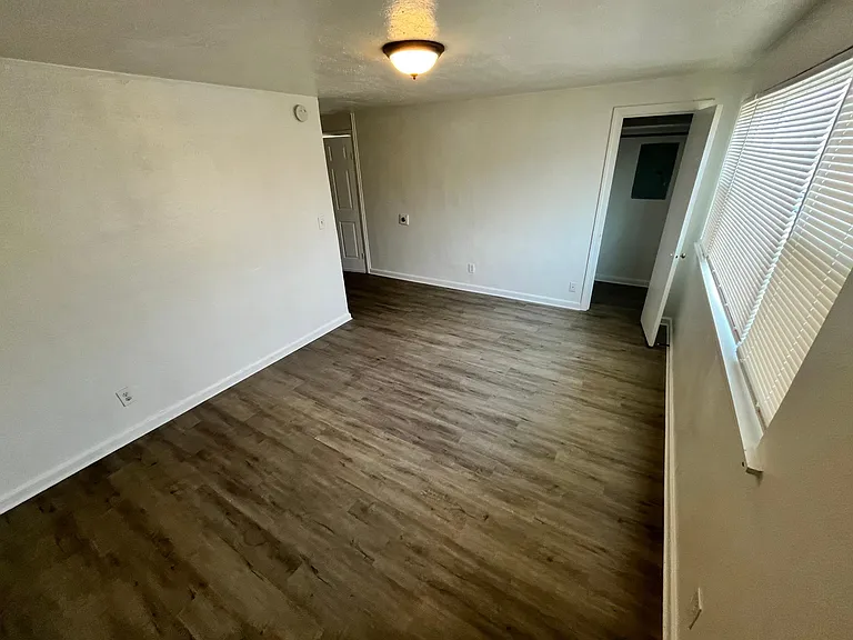 21 Chamberlin Ave W #B — Photo 5