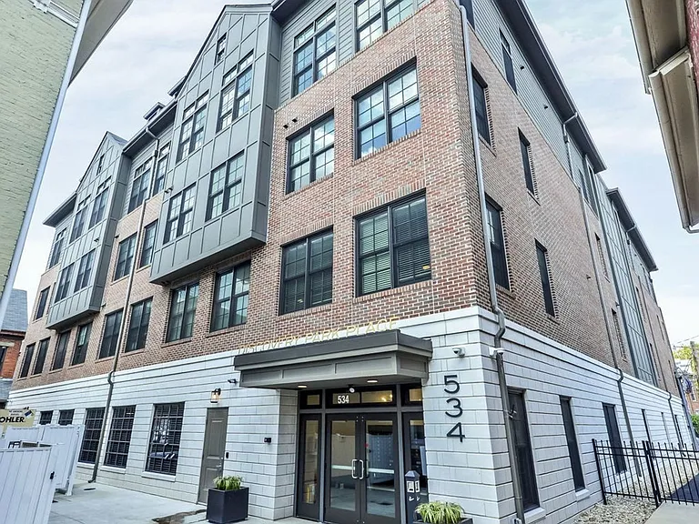 Beautiful luxury apartments available close to downtown! — Photo 22