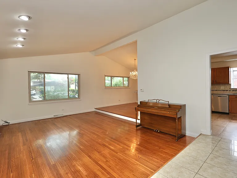 613 Leamington Ave — Photo 2
