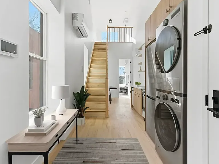 376 Montgomery St — Photo 1