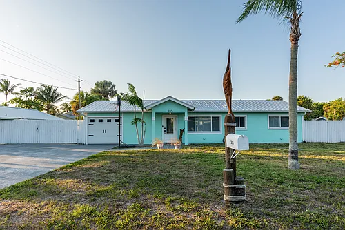 305 SE Villas St Photo 1