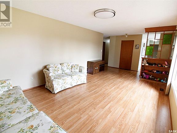 5th image of 545 Dalgliesh Dr