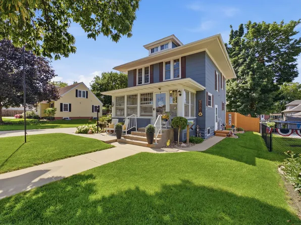 919 8th St, De Witt, IA 52742