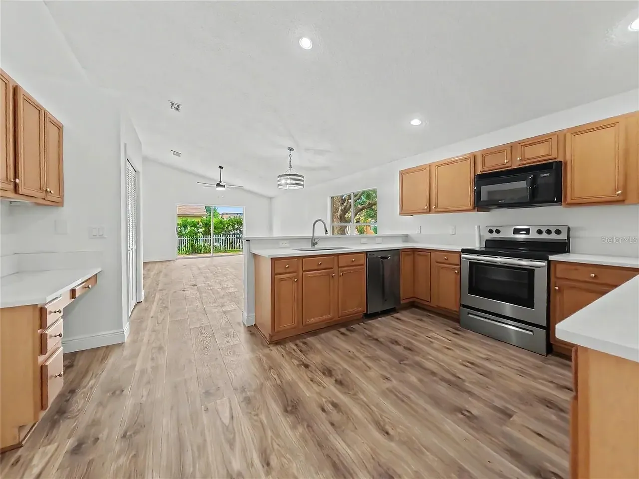 4 bed, 1942 sqft, $2,525 — Photo 2