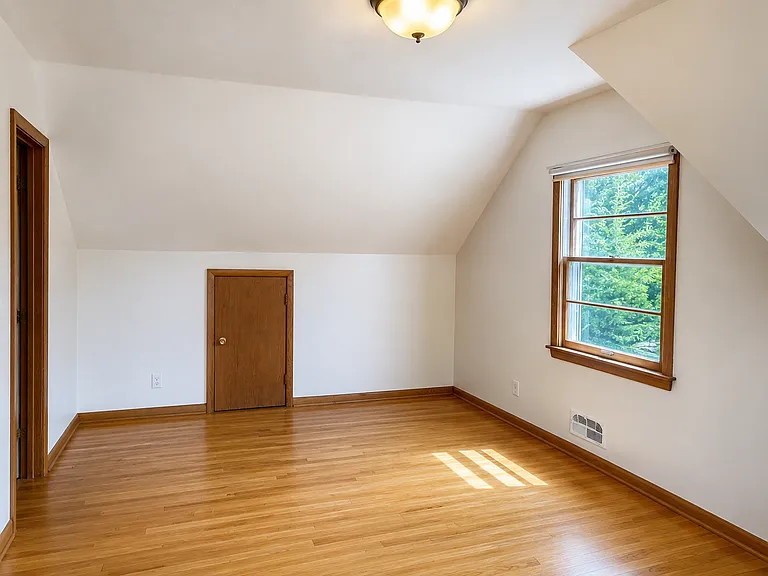 2418 Ione St — Photo 10