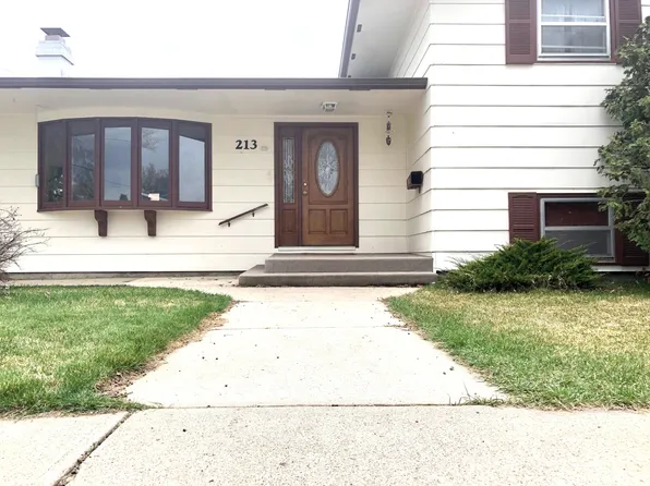 213 10th St W, Chinook, MT 59523